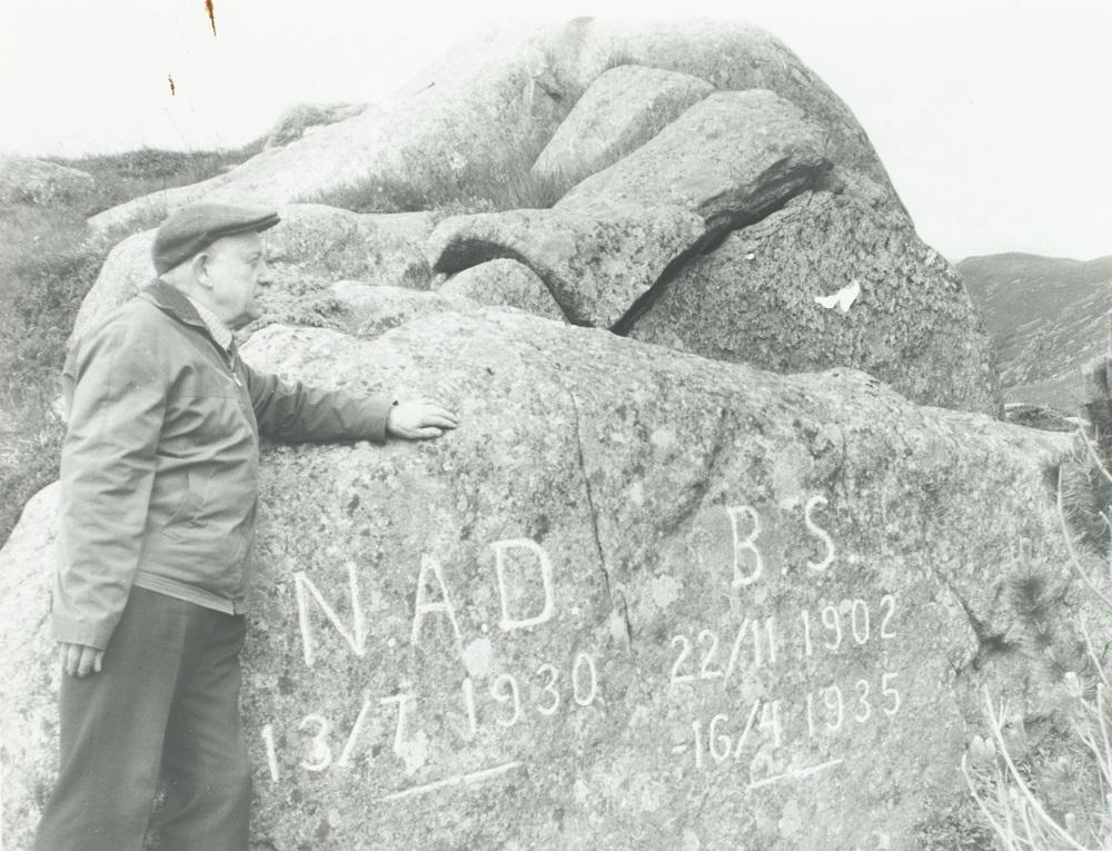 Innskrifta i fjellknatten Hauganosa på veg opp til Hanekammen, høgtidleg avduka på ei stemne søndag 1. august 1937.

