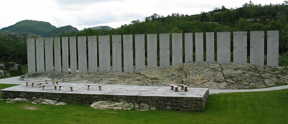 Gulatingsminnet 2007. Monumentet Tingveggen og Tinghella av kunstnaren Bård breivik vart i 2005. Det står både som minne og markering av Gulatinget. 