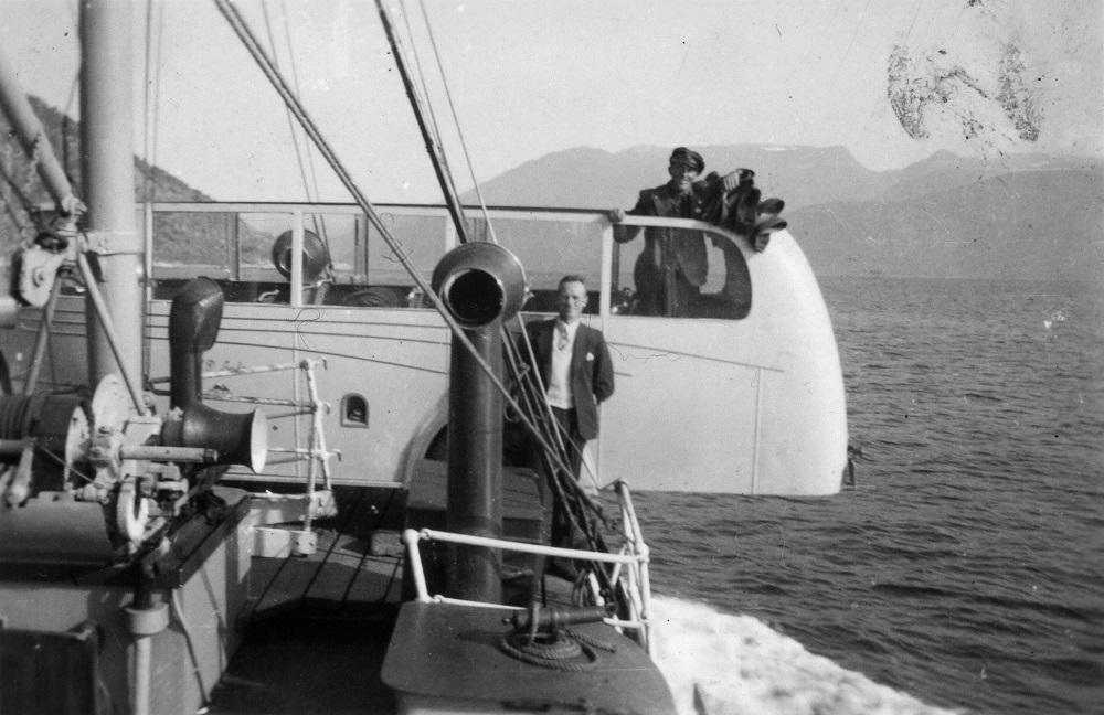 Same bussen om bord på "Stavenes" på veg innover Sognefjorden ved Måren i Høyanger. Bak i bussen, Konrad Tjugen (sjåfør).

