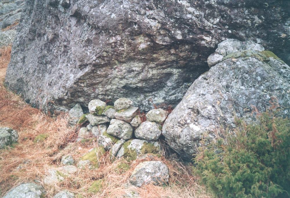 Kobbeskjul på Kobbesteinsvika, Storevika i Liasundet. Her hadde fangstmannen det trongt. Ikkje kunne han komme herfrå usedd heller. Betre då på andre sida av vika der han kunne spankulere bak svære steinblokker.