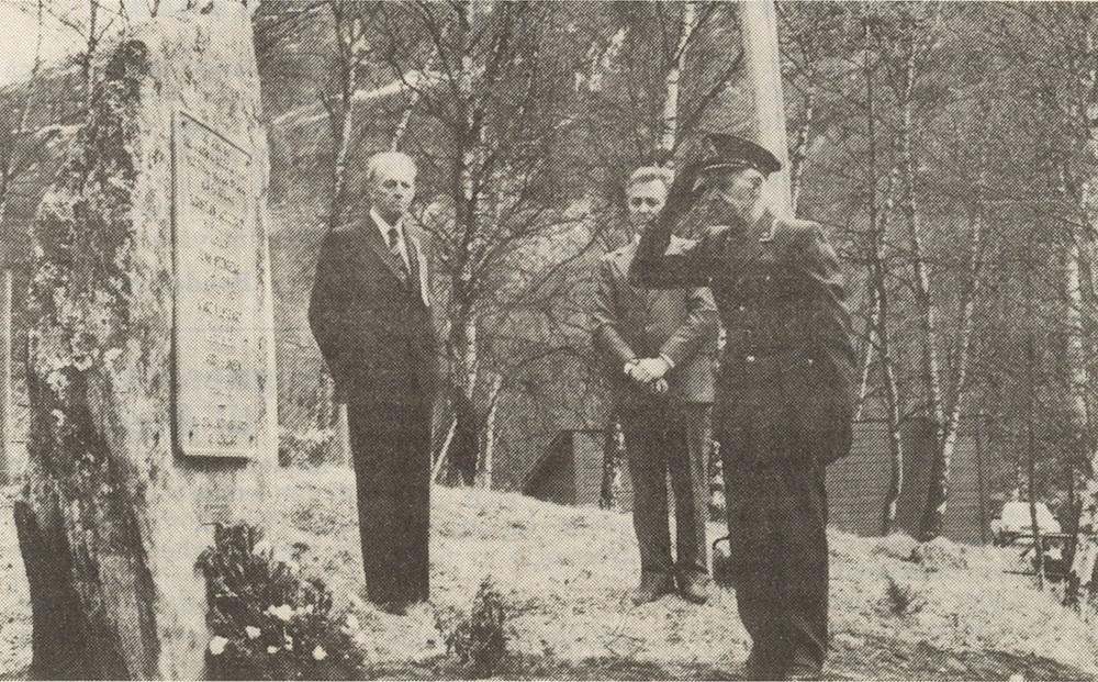 17. mai 1986 - avdukinga av minnesteinen over dei falne på Borlaug. Frå venstre Anders Lunden, ordførar Knut Hegg og major Anders Kruhaug.