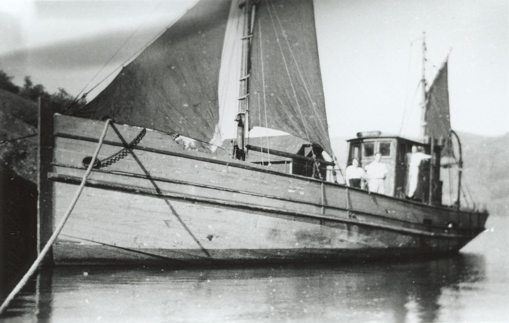 M/K <i>Fremad II,</i> 63 fot, frå Pollen, reiste over i oktober 1941 med i alt 10 personar. Eit døgn etter var dei framme på Nord-Shetland. 22 år gamle Sverre Pollen førte båten, som kom att 1946 med seglføring.