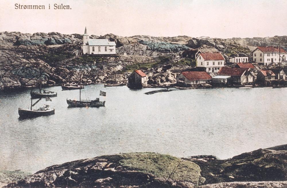 Straumen i Solund. Frå denne garden var det òg fleire ungdommar som tok vegen til Nordland i slutten av 1880-åra og vart buande der. Biletet er teke om lag 1910-15, truleg på ein festdag ved kyrkja.
