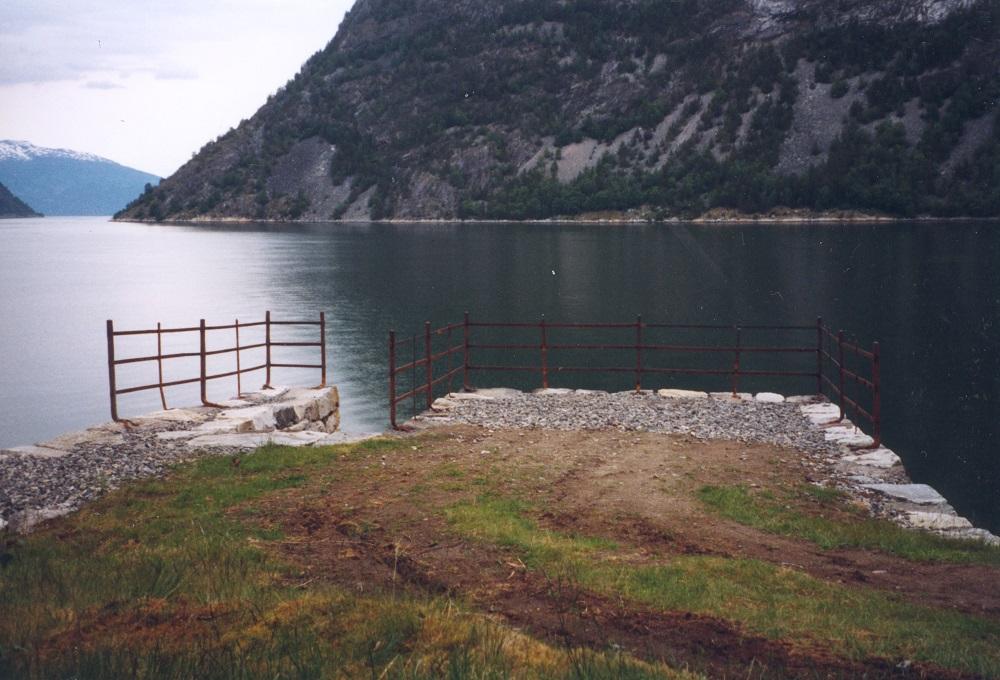 Fleskhellerbryggja etter restaurering. Steinbrotet ligg under det lyse feltet midt på biletet. Stein frå dette brotet vart òg nytta til den vakre bogebrua over Erdalselvi.
