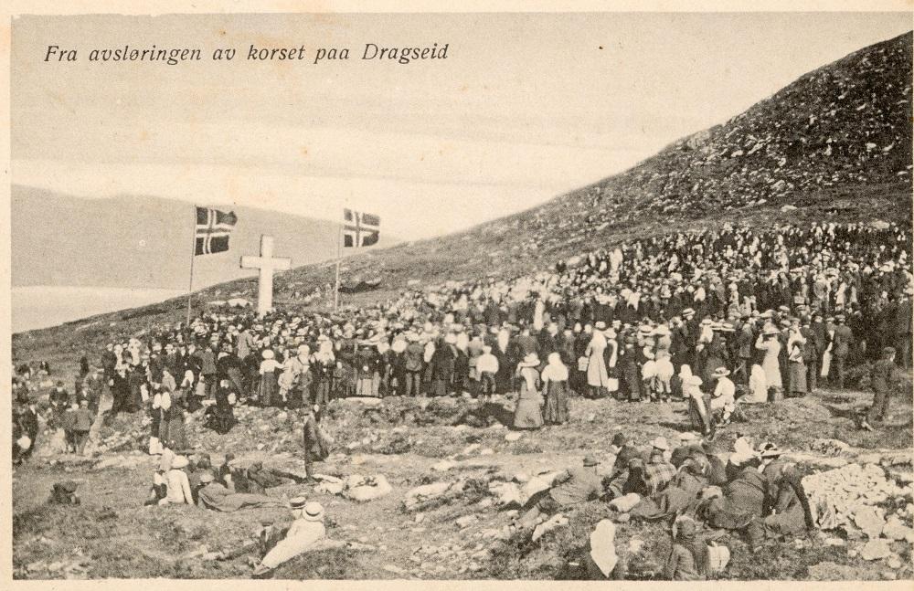 Frå avdukinga av steinkrossen på Dragseidet i 1913.