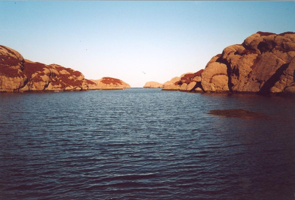 Storsundet sett mot nordvest og storhavet. Det tronge innløpet var djupt nok for skøyter og subbar. Storsjø bryt lett att opninga, og då er det uråd å ta seg igjennom. Terrenget er sterkt kupert og veleigna for den som må halde seg løynd.