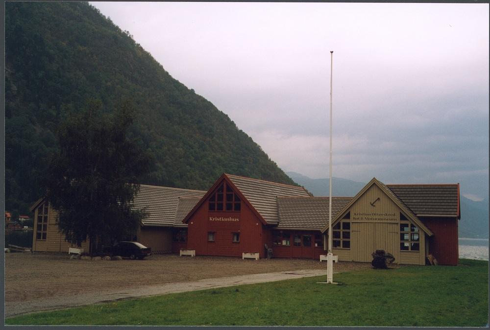 Kristianhus Motormuseum ligg heilt nede ved Sognefjorden. I bygget er det og turistkontor. Museet er bygt opp kring båtmotorar samla av Kristian Otterskred. I tillegg til motorar er det og nokre båtar og utstyr.