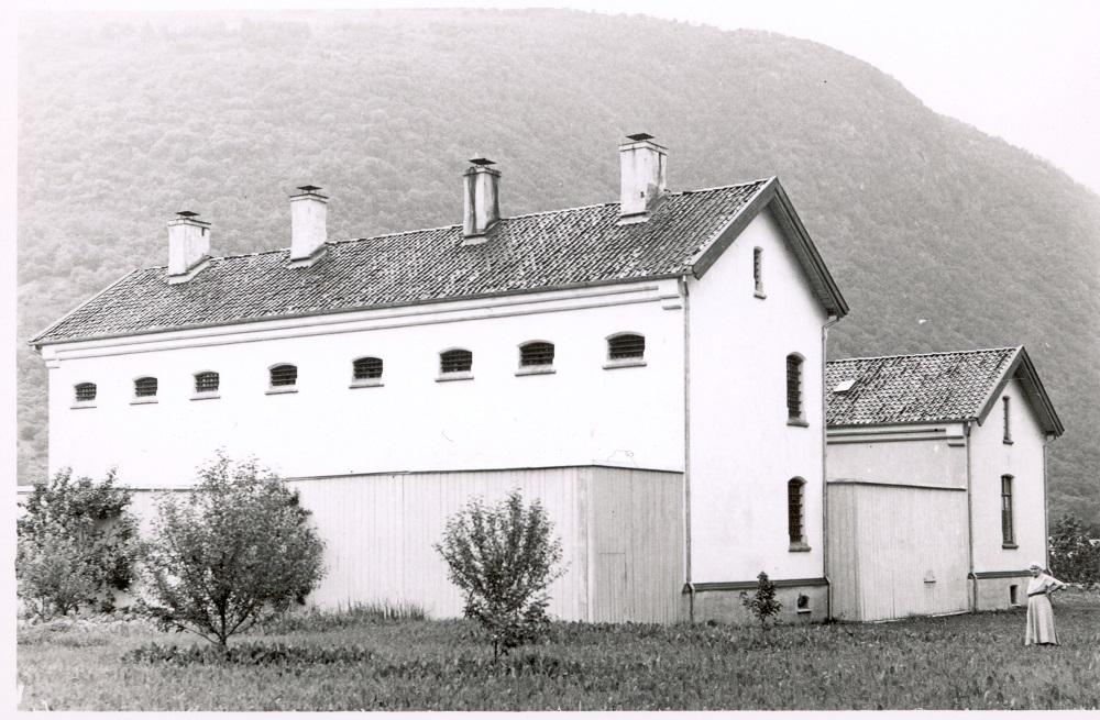 Fengselet i Vik, bygt i 1864, var 136 år gamalt i 2000. Fengselet er umoderne og har vore nedleggingstrua. Vik kommune arbeidde på 1990-talet for å skaffa midlar til modernisering, ikkje minst for å halda på kjærkomne arbeidsplassar.