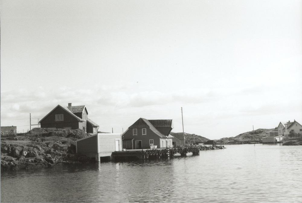 Dampskipskaia på Husøy vart oppsett i 1951 av Elling Haveland frå Gulen. Han sette opp fleire nye kaier i Solund og reparerte eldre. Tidlegare hadde dei borda rutebåten nord for Husøy.<br />  
I den gamle, vakre saltebua har vore fiskemottak i ei årrekkje. I våningshuset ved kaia budde Borghild og Harald Henriksen. I tillegg til d/s-ekspedisjonen dreiv dei også handel her.
Husøy, som i si tid var borgarsete, har no fast busetnad berre i sommarhalvåret.