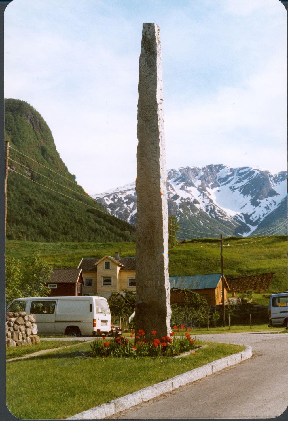 Bautasteinen ved Fresvik kyrkje reist 17. mai 1913. Innhoggne er namna på dei 10 frå Fresvik som var med i krigen 1807-14.