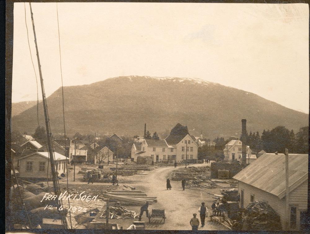 Vikøyri etter brannen i 1922. Dette biletet er teke 12. juni same året. Me ser hovudgata der alle butikkane brann. Den store bygningen bak er Hopstock hotell som så vidt vart redda. Ved sidan av hotellet ligg apoteket. Den store pipa er frå bakeriet til Forbruksforeningen.