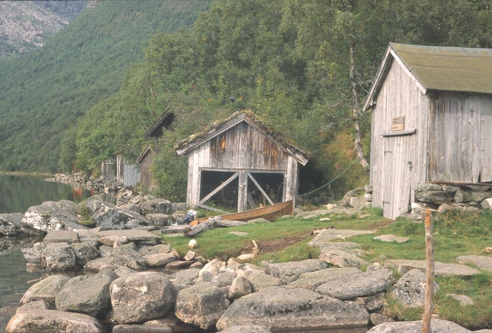 Båtar og naust var viktige for ferdsla mellom stølane ved Traudalsvatnet.