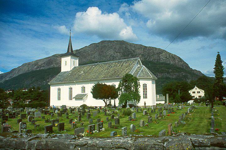 Dale kyrkje ligg midt i sentrum av bygda. På slutten av 1990-åra vart den staselege kyrkja pussa opp utvendig.
