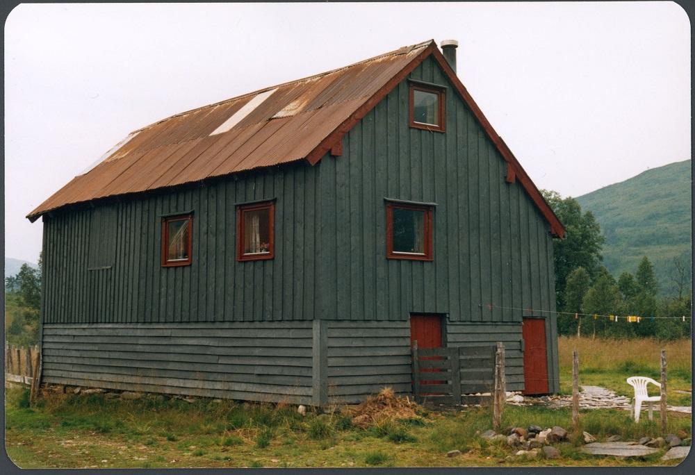 Stølshus med fjøs nede, sel og lade oppe.