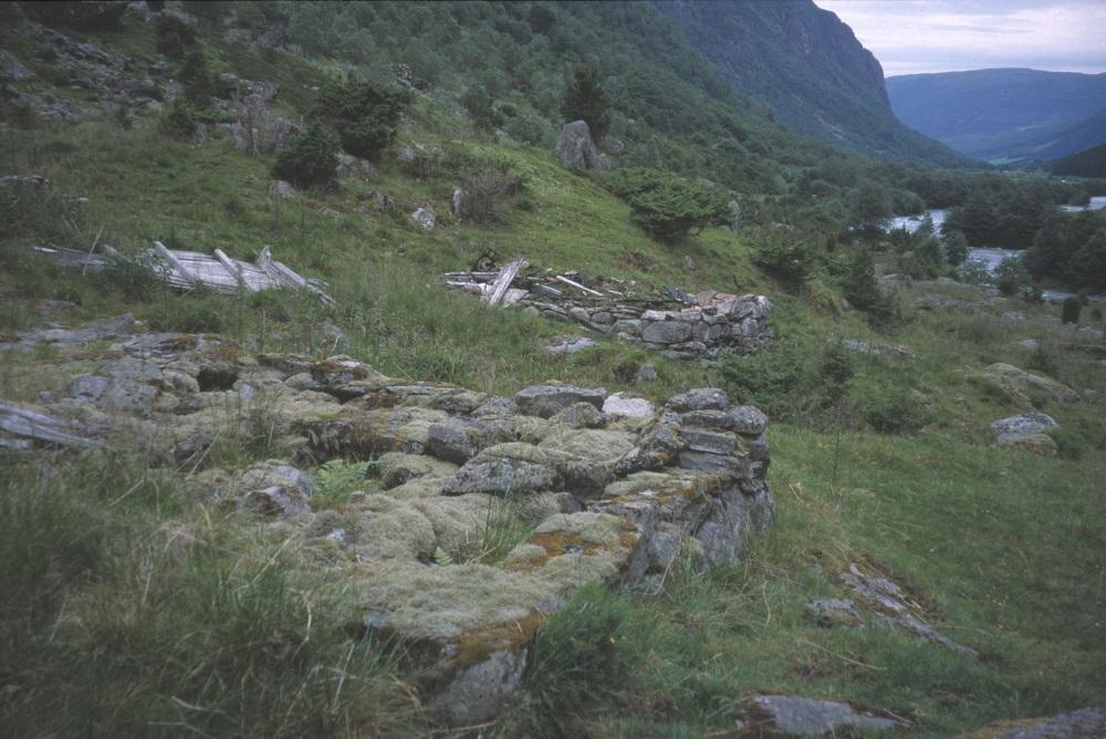 Hjellestølen, berre tuftene står att.