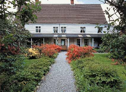 Lillingstonheimen sett frå landsida med hage og singelgang.