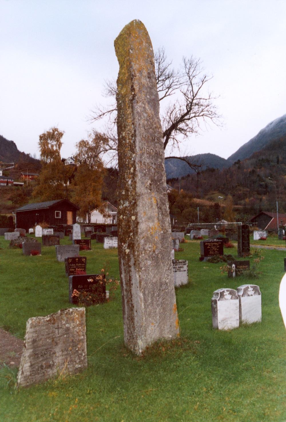 Vigdal-steinen på kyrkjegarden i Dale i Luster. Steinen til venstre står på grava til systera, Martha (1857-1945). Ho budde mange år hjå broren. Straks etter ho døydde ordna lærar Sigurd Fjøsne på eige initiativ med at namnet hennar vart hogge inn på broren sin stein. Dette vekte harme, og enden på visa vart at innskrifta vart fjerna.