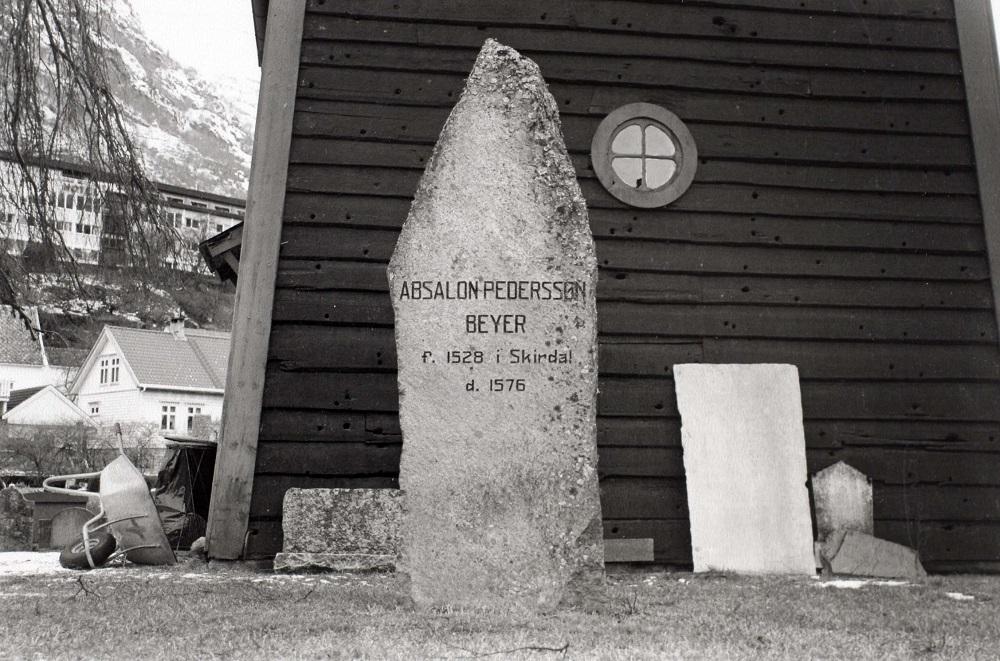 Minnesteinen over Absalon Pederssøn Beyer står på kyrkjegarden ved Vangen kyrkje. Han er lett synleg frå vegen nedom kyrkjegarden. Huset i bakgrunnen er klokketårn og reiskapshus. Mål: Største høgd over bakken 185 cm, sidene nede 60 cm x 40.