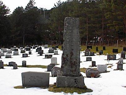 Minnesteinen over Erling Julin Olsen på Midtgulen kyrkjegard, Kjelkenes. Han er vel to meter høg og vart levert av steinhoggeriet Brødrene Sildnes, Eide på Nordmøre.
