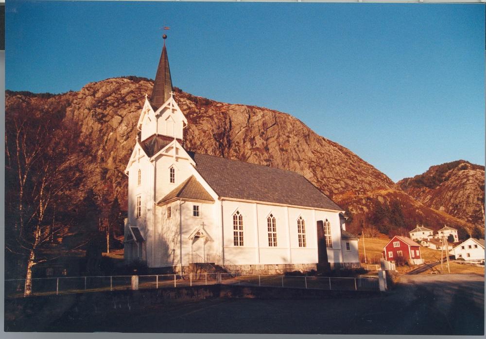 Minnestøtta over dei falne frå tidlegare Bremanger kommune står på sørsida av Bremanger kyrkje, inne på kyrkjegarden.