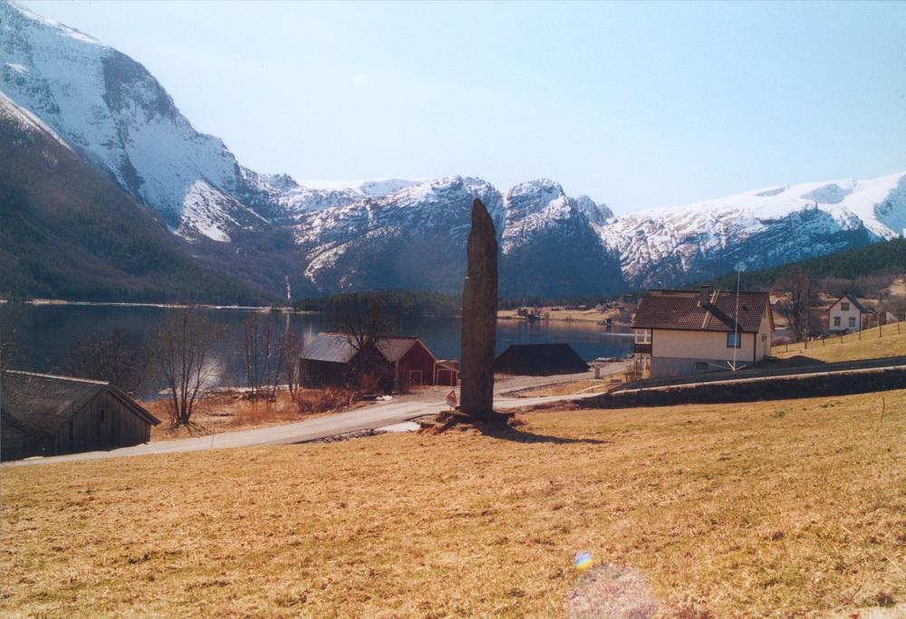 Bautasteinen i Ålfoten, reist i 1914 til minne om soldatar frå Ålfoten som var med i krigen 1807-1814, står på eit dyrka jordstykke tett ved bygdevegen inn langs fjorden. Vegen som tek av til høgre, går opp til kyrkja, som ligg kring hundre meter frå hovudvegen.