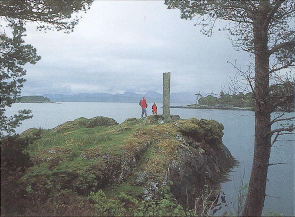 Minnesteinen over Ole Torjussen Svanøe og Hans Nielsen Hauge på Svanøy står på Saltverkneset med utsyn mot Svanøybukta, Brufjorden og Stavanglandet. 
