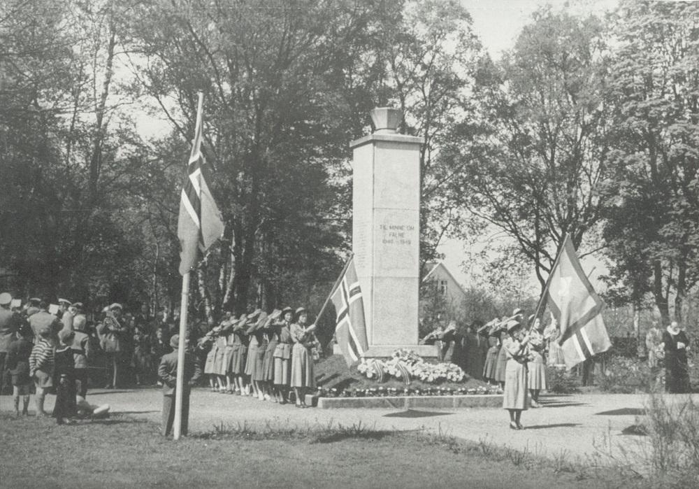 Minnehøgtid 17.mai ved minnesmerket over dei falne frå Flora kommune. Minnesteinen vart avduka i august 1946 med kring 1 500 menneske til stades. Seinare har det vore markering kvar 1. og 17. mai, og ved runde år for åtaket på Noreg og fredsdagen. Biletet som er teke før 1960, syner mykje folk, flagg, musikkorps, opptog og æresvakter, blomepryd og fleire nedlagde kransar.