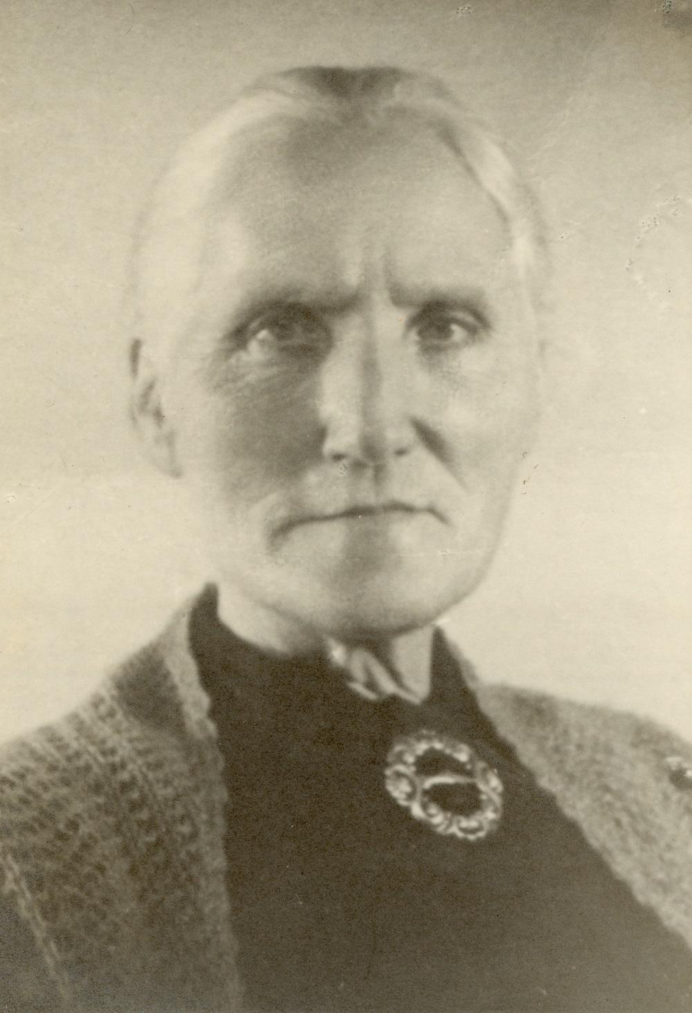 Anna Vereide (1877-1945), søndagsskulearbeidar og sydame. Ho var fødd og voks opp i Andersstova på Rasmusbruket under prestegarden på Vereide. Anna vart buande her heile livet, i Paktarstova, opphavleg ei røykstove som vart riven i 1947 i samband med ei vegomlegging.
