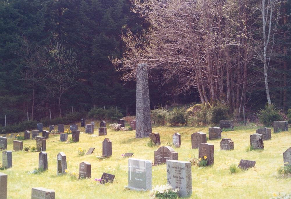 Minnesteinen over Halvard Trædal som fall i krigen i Valdres, 25. april 1940, står på grava hans på gravstaden Fred i indre Oppedal.