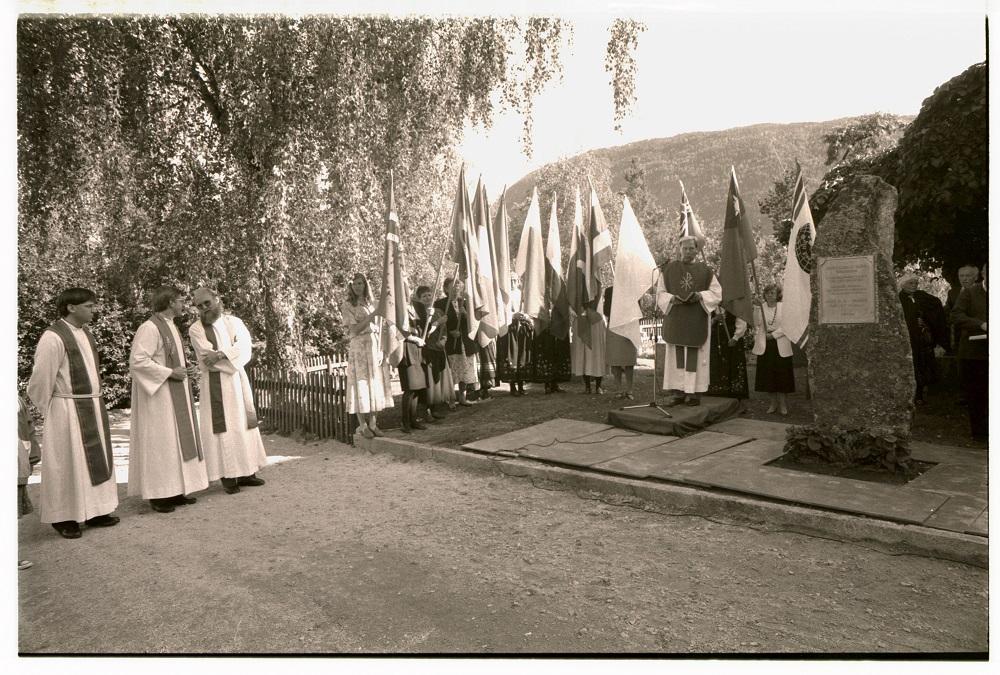 Frå avdukinga 6. september 1992. Misjonskvinnene stod flaggborg.