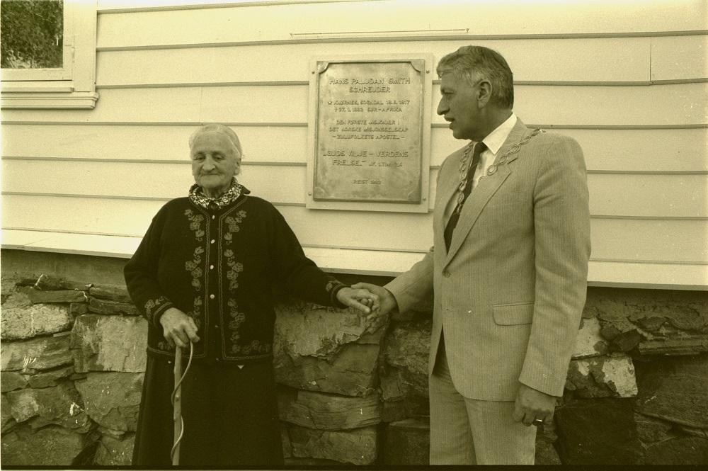 Minneplata vart sett opp til Schreuder-jubileet i 1992. Plata vart avduka av ordførar Trygve Bjørk under ei enkel høgtid søndag 6. september 1992.  På plata står det same som på minnesteinen ved kyrkja:<br />
"Hans Paludan Smith Schreuder (så ei stjerne = fødd) KJØRNES, SOGNDAL 18.6.1817  (så ein kross = død) 27.1.1882 Sør Afrika.  Den første misjonær i Det Norske Misjonsselskap -  "Guds Vilje - Verdens Frelse" -  J.f. 1.Tim. 2,4.  Reist 1992." 
(I 1. Tim. 2,4 står: "han som vil at alle menneske s...