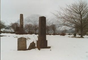 <p>Minnesteinen over stortingsmann Sigmund K. Aarnes (i framgrunnen) st&aring;r p&aring; grava hans ved Oppstryn kyrkje. Minnesteinen i bakgrunnen er over falne fr&aring; Oppstryn i andre verdskrigen.</p>