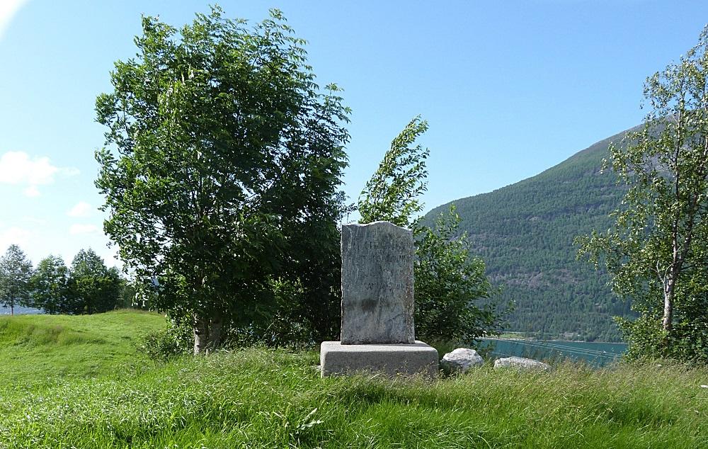 <p>Minnesteinen p&aring; Markusbruket p&aring; Vangberg. </p>