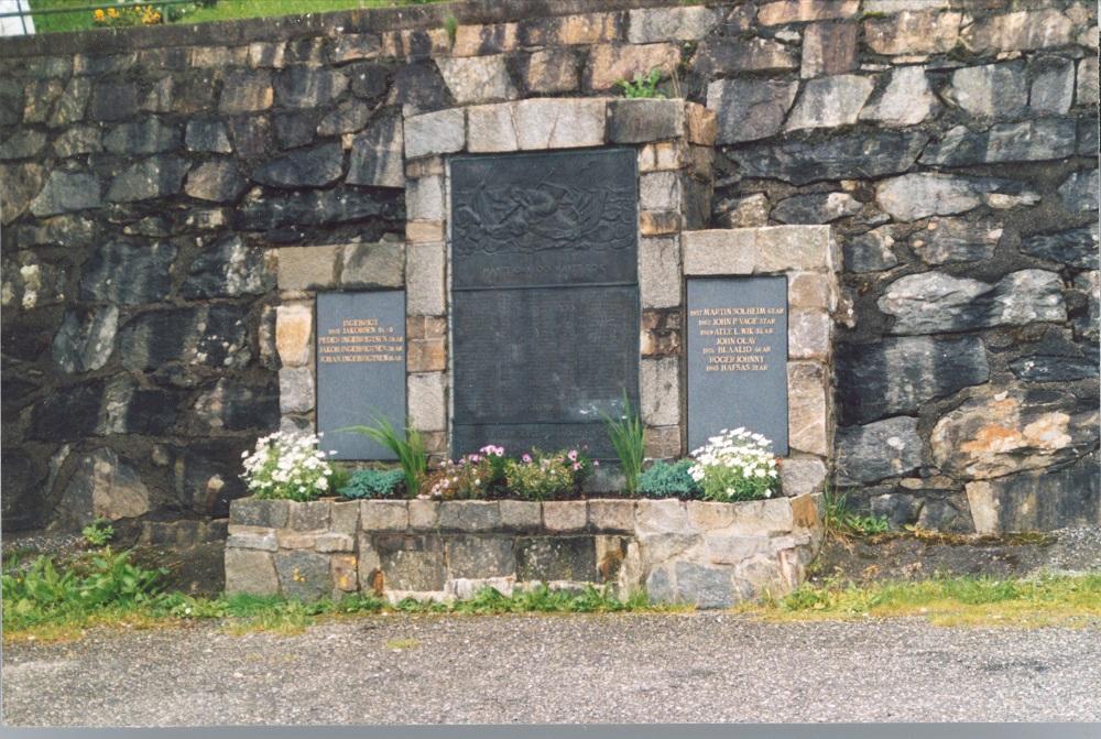 Fiskarminnesmerket ved kyrkja i Måløy, reist i september 1957, er bygd inn til muren mot kyrkjegarden på oppsida av kyrkja. Opphavleg var det ei minneplate, men seinare er det sett to til med namn på bortkomne etter 1957. 
