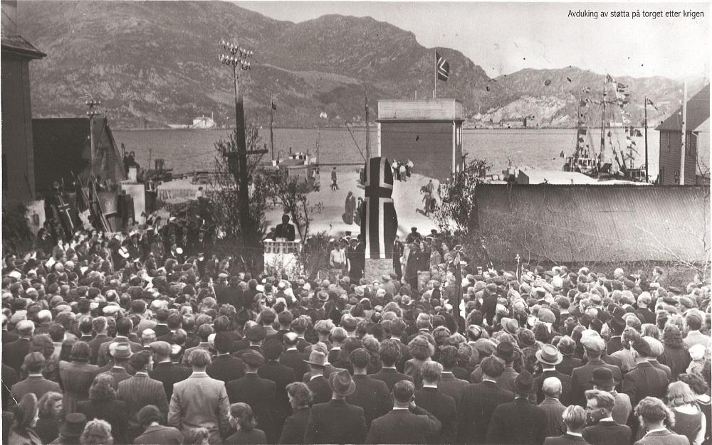 Frå avdukinga 17. mai 1946. Støtta er sveipt i flagget og det er pynta med bjørkelauv ved talarstolen.