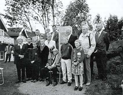 Yngre og eldre frå familien Hyldmo samla ved minnesteinen over Ivar Hyldmo på avdukingsdagen, laurdag 2. juli 2000.
