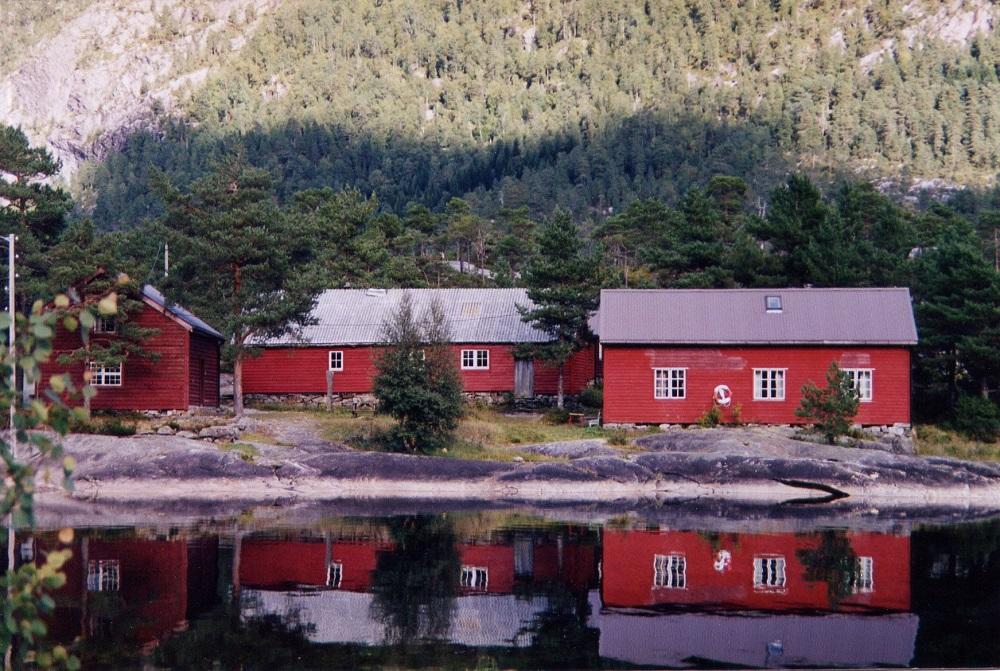 Bua lengst til venstre og Nilsstova i midten. Husa har nok mist ein del av særpreget sitt utvendig, med stål- og eternittak, jamnskoren liggande kledning og raud farge.
