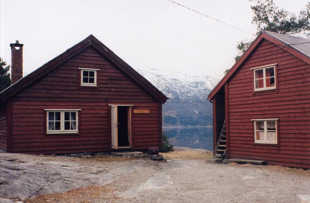 Nilsstova til venstre og Bua til høgre. Vi ser trappa som fører opp til den låge svalgangen på Bua, og vidare til soverommet som tenarane nytta om sommaren.
