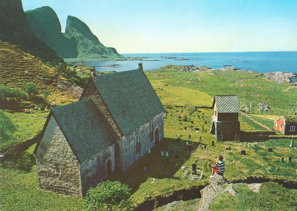 Kinnakyrkja med havet og Kinnaklova i bakgrunnen. Inngangen til kyrkja går gjennom klokketårnet, oppsett i 1911-1912. Dei to klokkene i tårnet hang tidlegare i kyrkja., ei frå 1650-åra og ei frå 1859. I 1985 vart det bygd friluftscene til Kinnaspelet på sørsida av kyrkjegarden.
