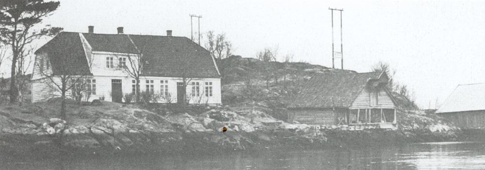 Den gamle gjestgiveri-bygningen ligg både idyllisk og strategisk til ved det djupe og reine Furesundet.
