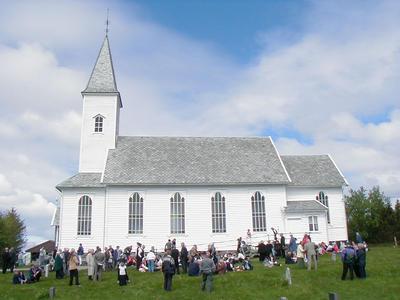 På ei tidlegare utmark på øya Mjømna fekk øyfolket reist ei enkel og stilrein kyrkje i 1901. Biletet er frå 100-årsjubileet i 2001.
