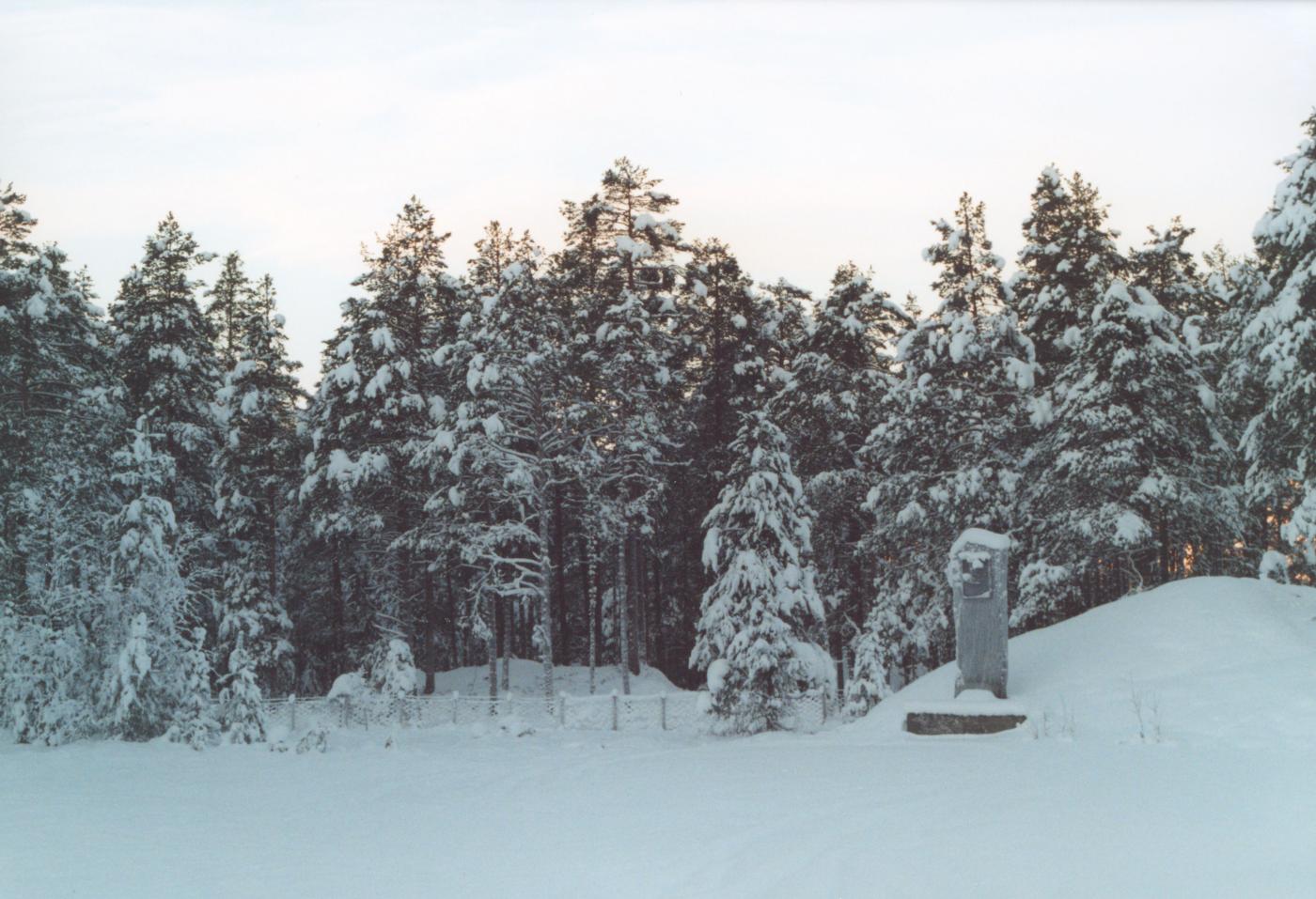 Minnesteinen over oberst Rasmus Hatledal står ved ungdomshuset Skogstjerna like ved riksvegen i Markane. Heimbygda, vener og kommunane i Nordfjord reiste minnesmerket i 1991.