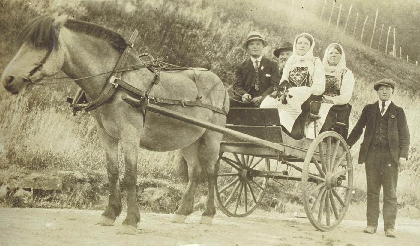 På kyrkjeveg frå Verkland i 1915.