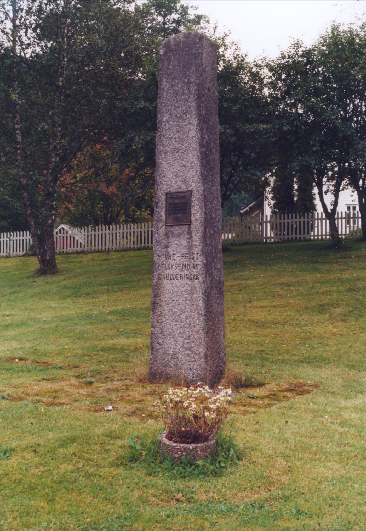 Minnesteinen over dei to ungdommane frå Gaular som fall i kamphandlingar i slutten av april 1940 står i kommunesenteret Sande. Steinen vart avduka søndag 19. september 1948.