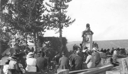 Frå vigslingshøgtida i 1916. Monumentet er pynta med grønt.
