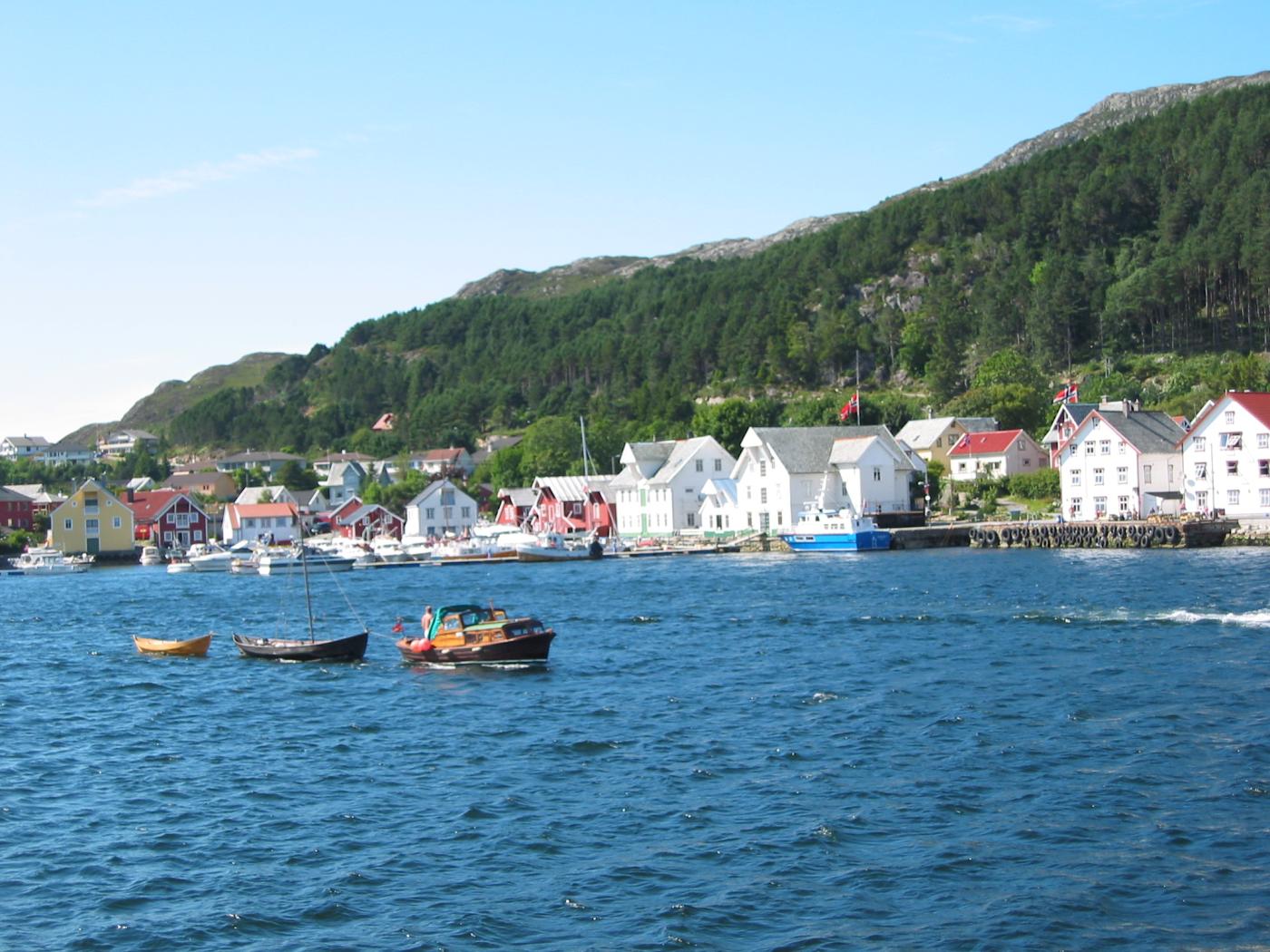 Rundt vågen i Kalvåg er det mange sjøbuer. Noko som vitnar om her har vore fiskehandel. I dag vert mange av sjøbuene nytta som overnattingsstader for turistar.
