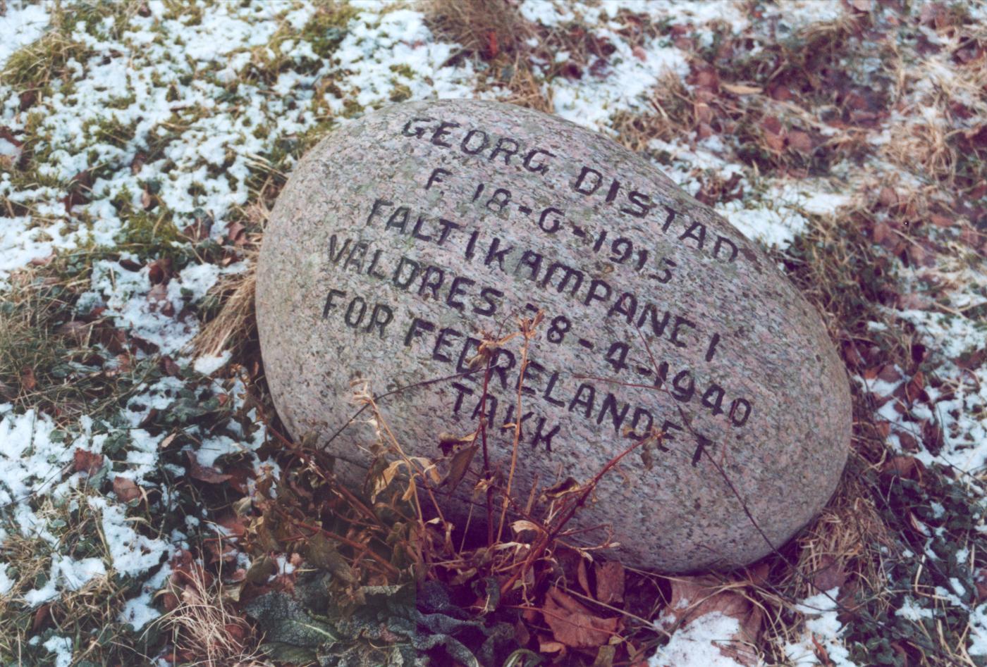 Minnesteinen på grava til Georg Distad på kyrkjegarden i Fjærland.