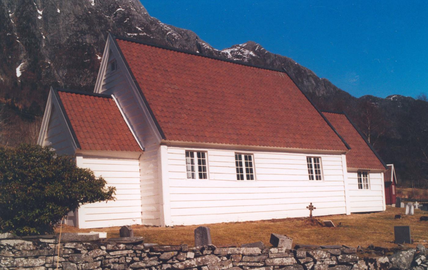 Den eldste trekyrkja i Nordfjord er også den eldste etter-reformatoriske kyrkja i fylket. Det finst ikkje kjelder som fortel om kven som bygde kyrkja i Ålfoten, men det kan godt ha vore ein eller fleire av dei profesjonelle omreisande bygningsfolka. Ålfoten kyrkje er framleis i vanleg bruk og vart for få år sidan restaurert i samarbeid med Riksantikvaren.
