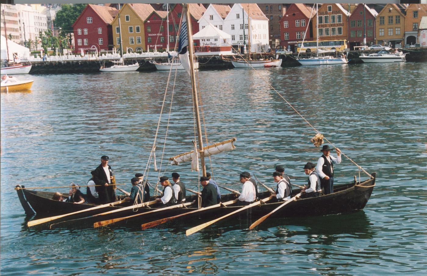 Kystlaget "Over stokk og stein" er på byferd med "Knut".
