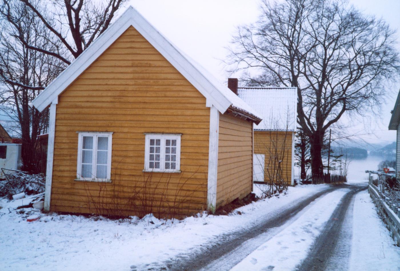 Huset som ber namnet Arresten i Lensmannstunet på Bryggja. Vindauga med små ruter har jerngitter innvendig.